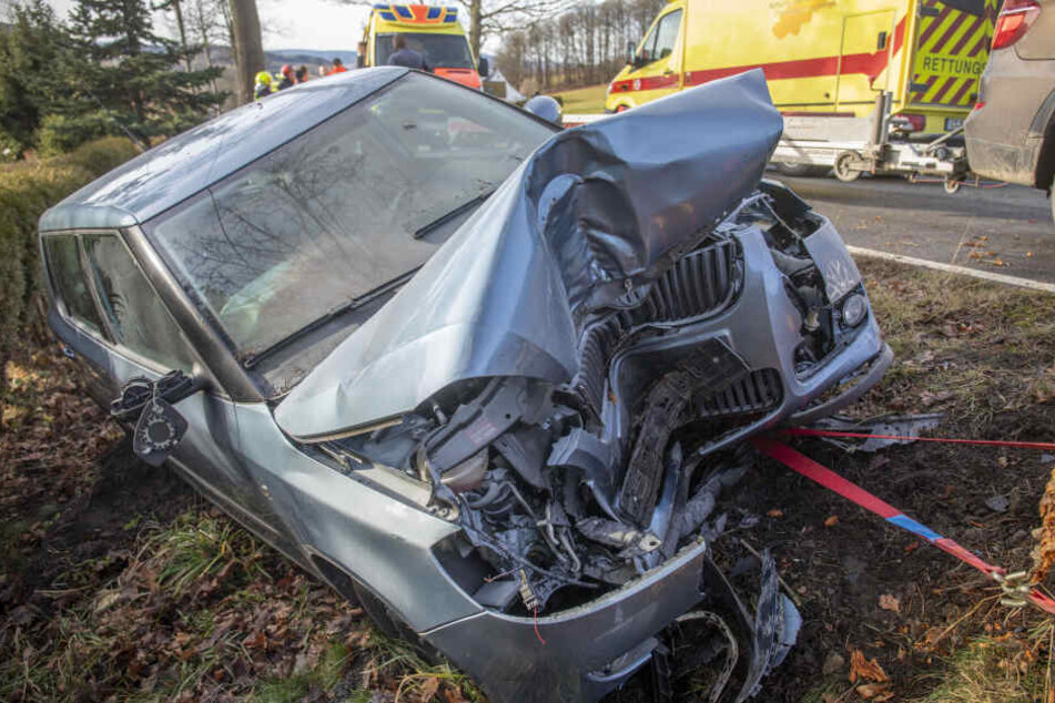 Der Skoda krachte frontal gegen einen Baum.