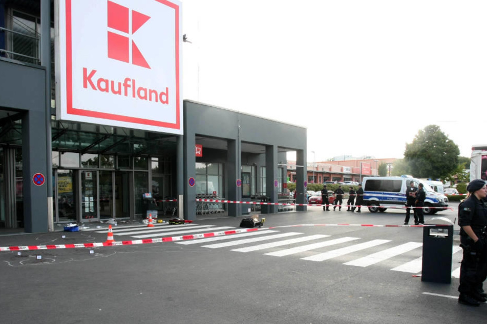 Mittlerweile geht die Polizei bei der Beil-Attacke vor der Kaufland-Filiale in Kerpen von einer Beziehungstat aus.