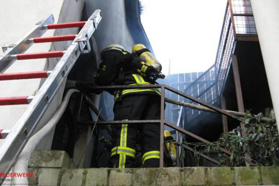 Über Leitern verschafften sich die Feuerwehrmänner zum Teil Zugang zu der Wohnung.