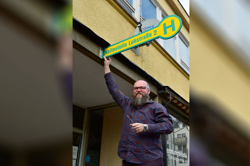Alfred Mucha (49) schraubt das Schild der "Haltestelle" ab - der Tagestreff
wird geschlossen.