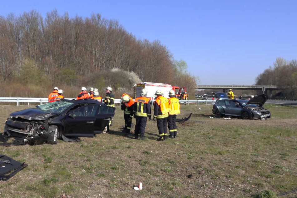Beide Fahrzeuge kamen auf einem Grünstreifen zum Stehen.