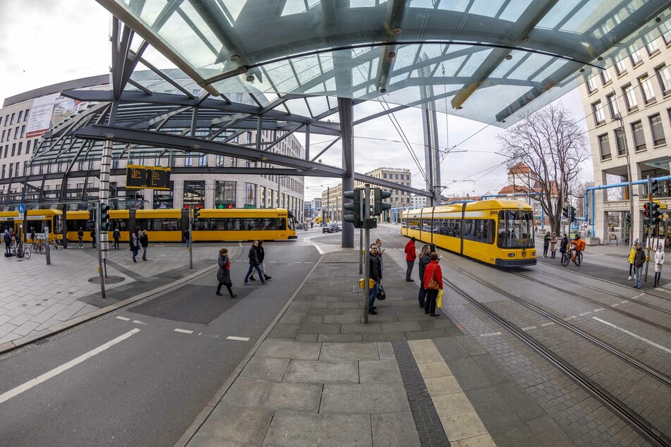 Am Postplatz stieg der Mann in eine Bahn.