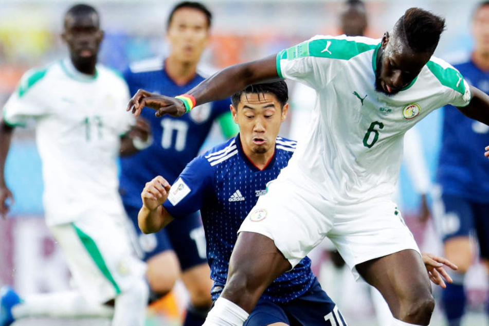 Der baldige Schalker Salif Sané (Senegal; vorne) im Duell mit Dortmund Shinji Kagawa (Japan; hinten).