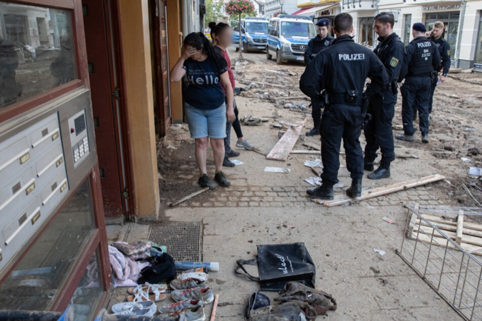 Die Polizei bei der Kontrolle von Personen.