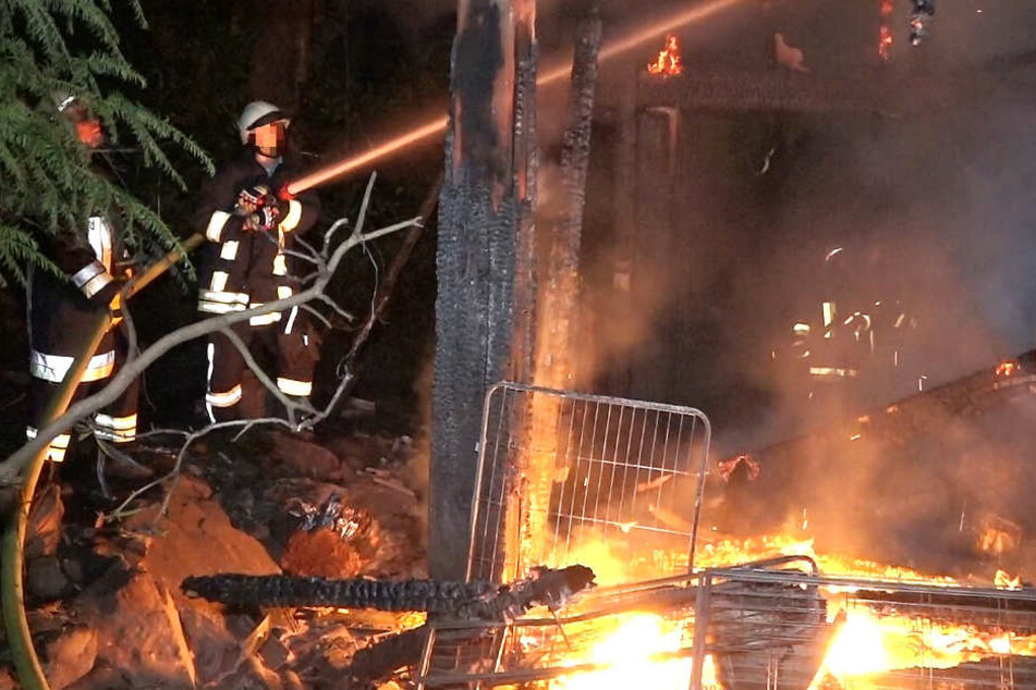 Zahlreiche Einsatzkräfte der Feuerwehren aus der Region waren in Siedelsbrunn im Einsatz.