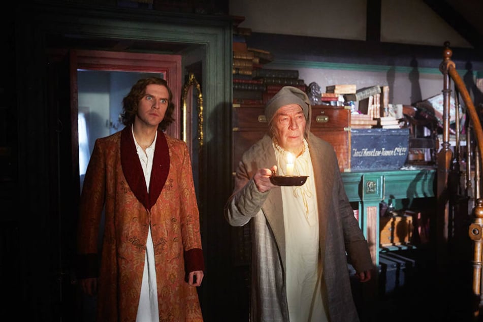 Haben eine Eingebung: Charles Dickens (l., Dan Stevens) und Scrooge (Christopher Plummer).