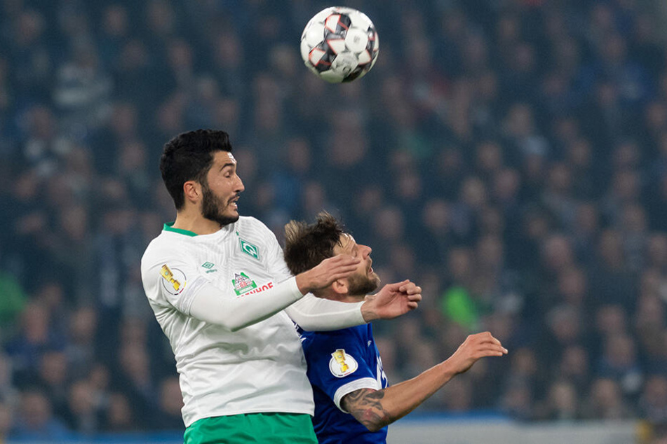 Schalkes Guido Burgstaller (r.) im Kopfballduell mit Nuri Sahin von Bremen.