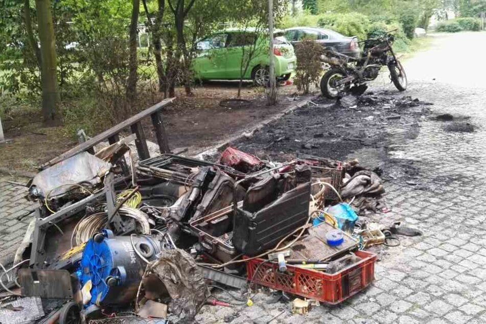Auch ein Motorrad und die Straßenlaterne wurden durch den Brand beschädigt.