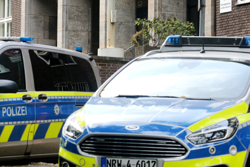 Auch zwei Polizisten wurden leicht verletzt, als der Mann überwältigt wurde.