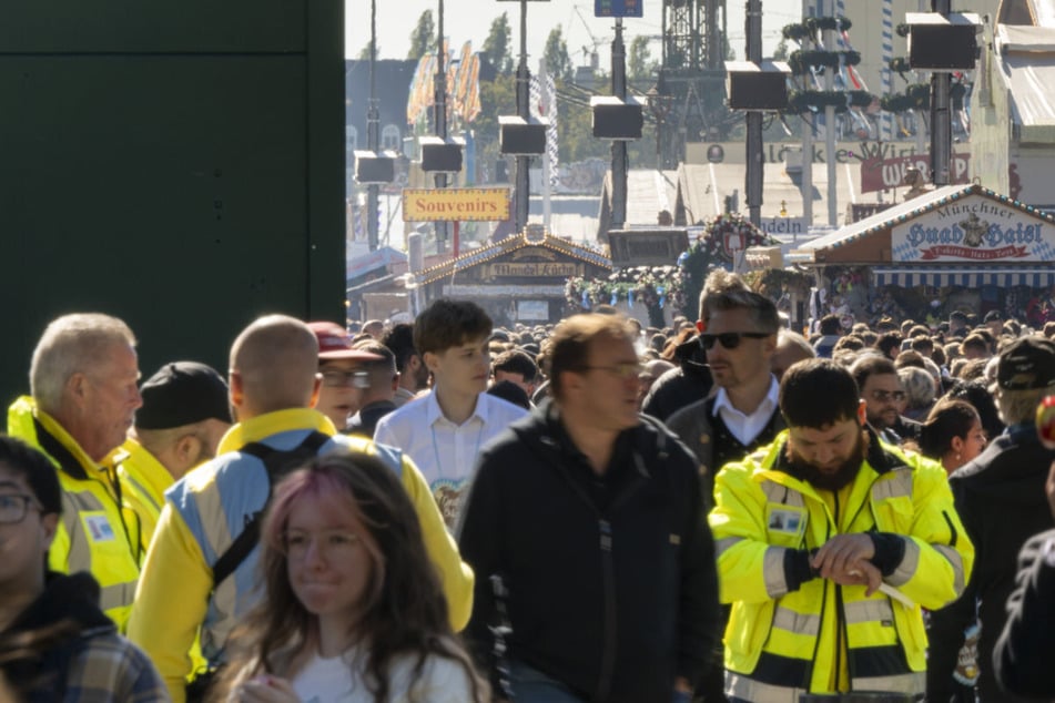 Nicht nur am Flughafen, auch über dem Münchner Oktoberfest ist am Donnerstag eine illegale Drohne festgestellt worden. (Symbolbild)