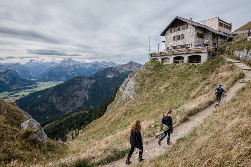 Wanderer bei Pfronten (Bayern) auf dem Weg zur Bad Kissinger Hütte des Deutschen Alpenvereins (DAV).