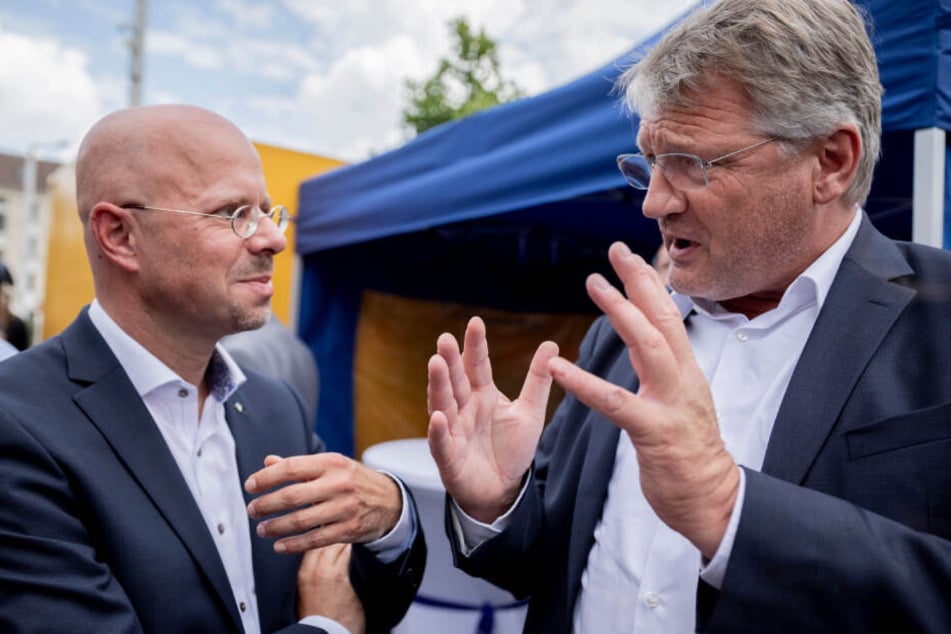 Andreas Kalbitz und Jörg Meuthen unterhalten bei der AfD-Wahlkampf-Veranstaltung in Brandenburg.