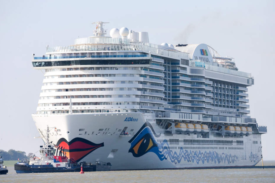 Die "AIDAnova" ist das erste Kreuzfahrtschiff mit Flüssiggasantrieb. Seit dem Brand an Bord liegt es im niederländischen Eemshaven (Archivbild).