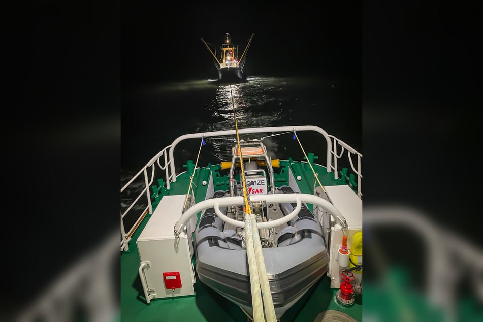 Der havarierte Fischkutter im Schlepp des Seenotrettungskreuzers "EISWETTE" der DGzRS-Station Nordstrand.