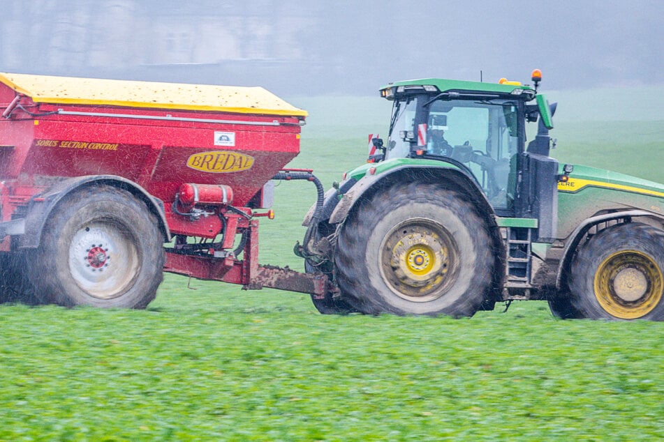 Ein Traktor mit Anhänger hat sich bei Aichach selbstständig gemacht und für einen großen Schaden gesorgt. (Symbolbild)