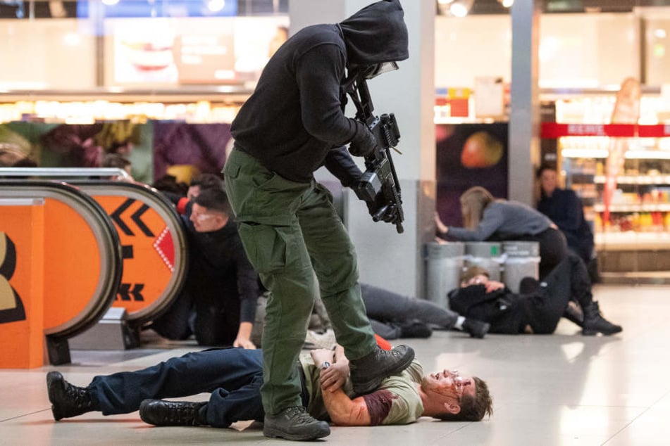 Ein angenommener Terrorist erschießt während einer Anti-Terror-Übung am Flughafen Köln/Bonn ein am Boden liegendes Opfer.
