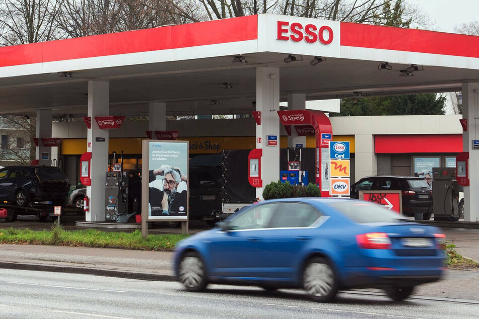 Der Unfall hat sich am Samstagvormittag an einer Tankstelle an der Bundesstraße 105 ereignet. (Symbolfoto)