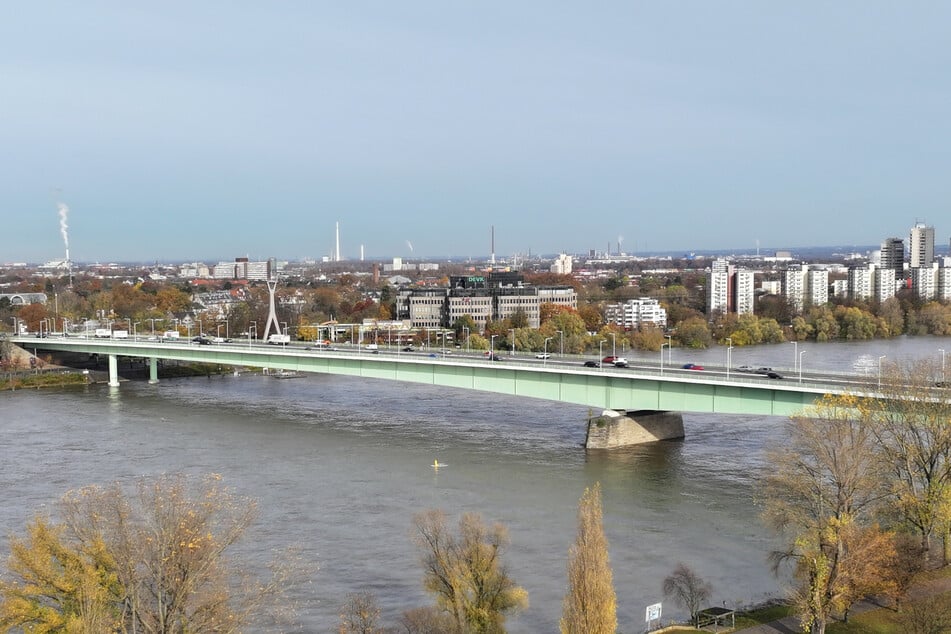 Die Zoobrücke ist marode, kann laut Planung der Stadt aber erst ab dem Jahr 2040 saniert werden. Damit das Bauwerk bis dahin durchhält, soll es nun abgestützt werden. (Archivbild)