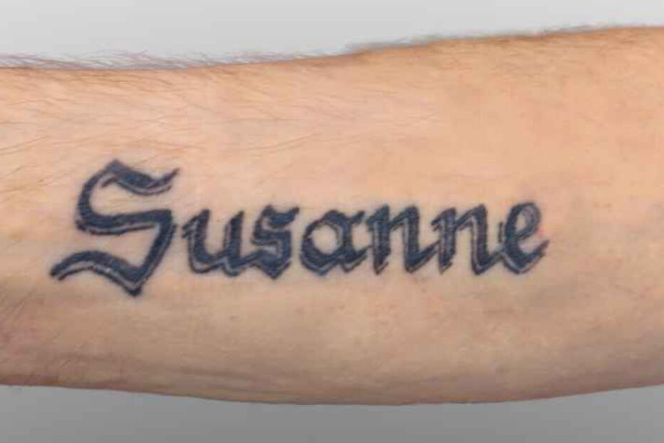 Wer ist Susanne? Der Mann trug eine auffällige Tätowierung am Unterarm.