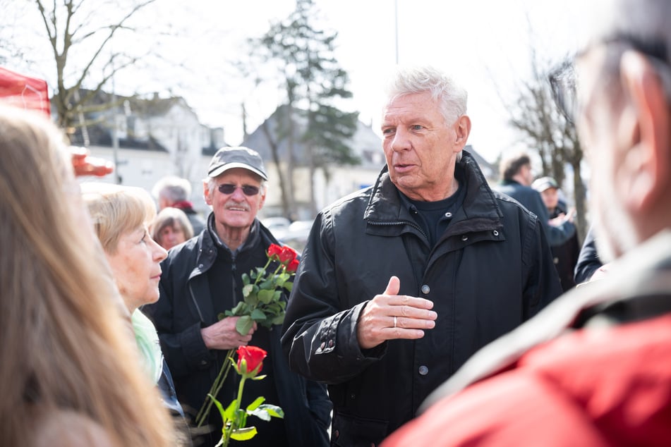 Dieter Reiter (67, SPD) verteilt Rosen an einem Wahlkampfstand.