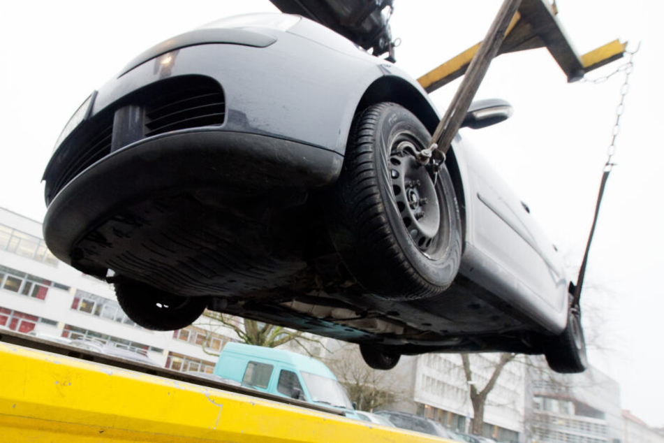 Der Fahrer des Abschleppwagens fuhr frontal auf den Pkw auf. (Symbolbild)