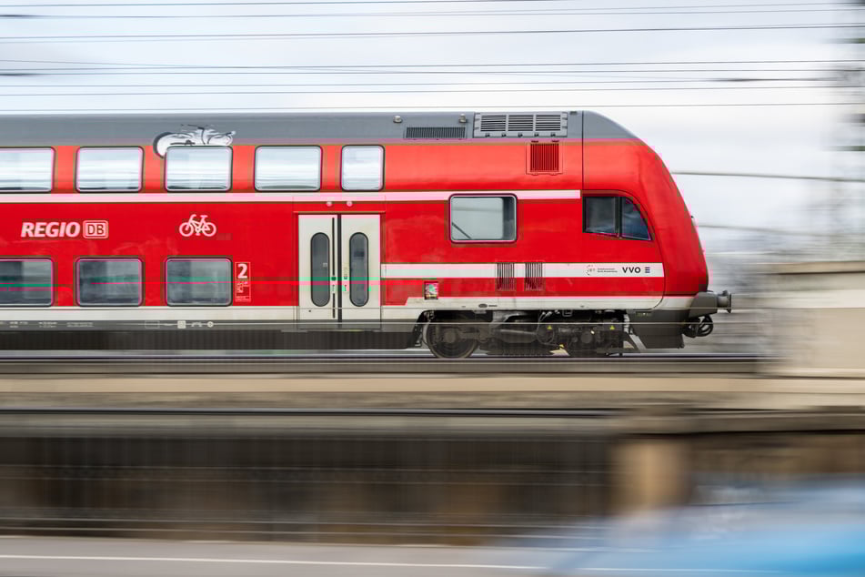 Auf der Fahrt nach Dresden wurde ein Lokführer in einem Regionalexpress verletzt. (Symbolbild)