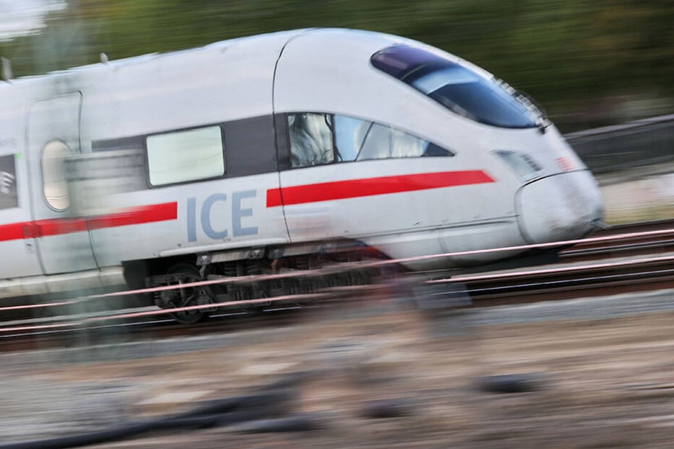 Ein ICE ist auf einer Strecke in Sachsen unterwegs. (Symbolbild)