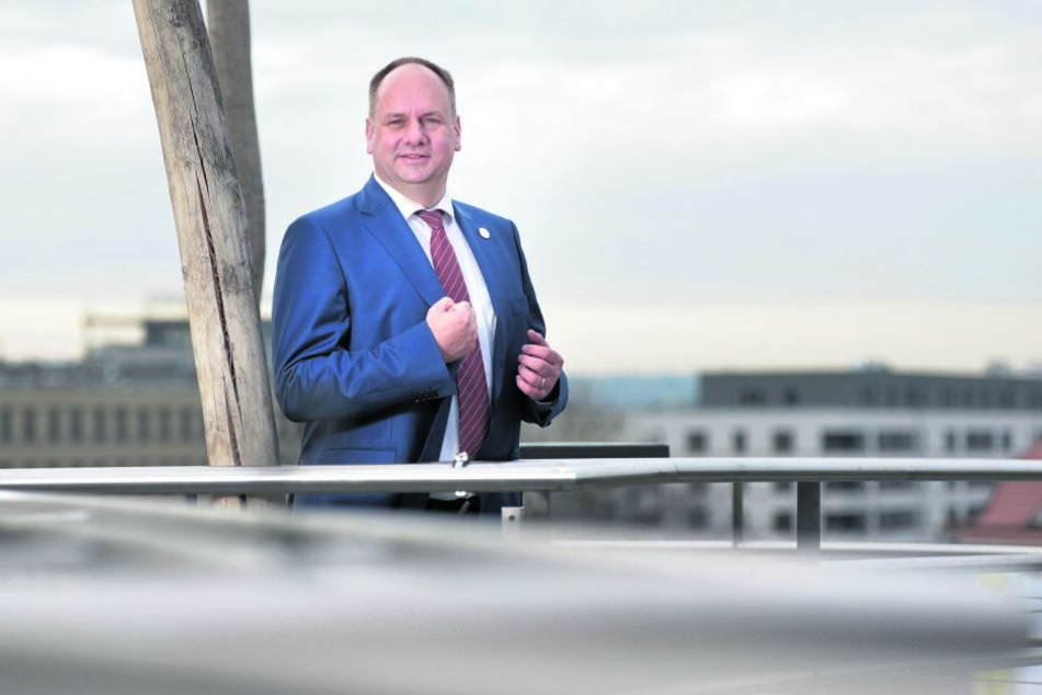 OB Dirk Hilbert (47, FDP) zog Dienstag eine kämpferisch-positive Halbzeitbilanz.