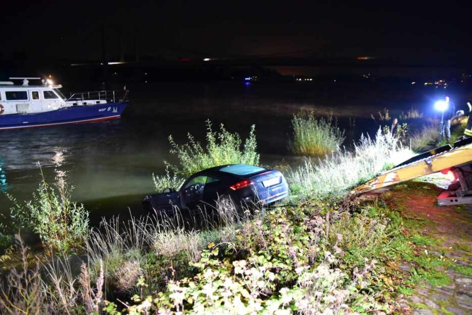 Der Audi musste aufwendig geborgen werden.