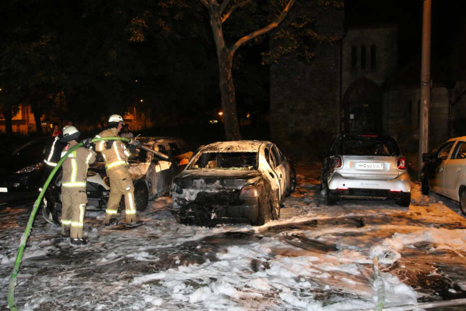 Ausgebrannte Autos: Der Feuerwehr bot sich ein Bild der Zerstörung. Mit Löschschaum wurden die Flammen bezwungen.