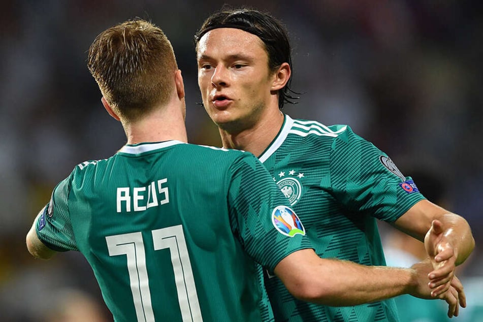Marco Reus (l.) jubelt über sein Tor zum 0:2 mit seinen Teamkollegen Nico Schulz (r.).