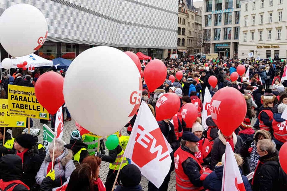 Um 11 Uhr trafen sich hunderte Streikende zur Kundgebung in der Innenstadt.