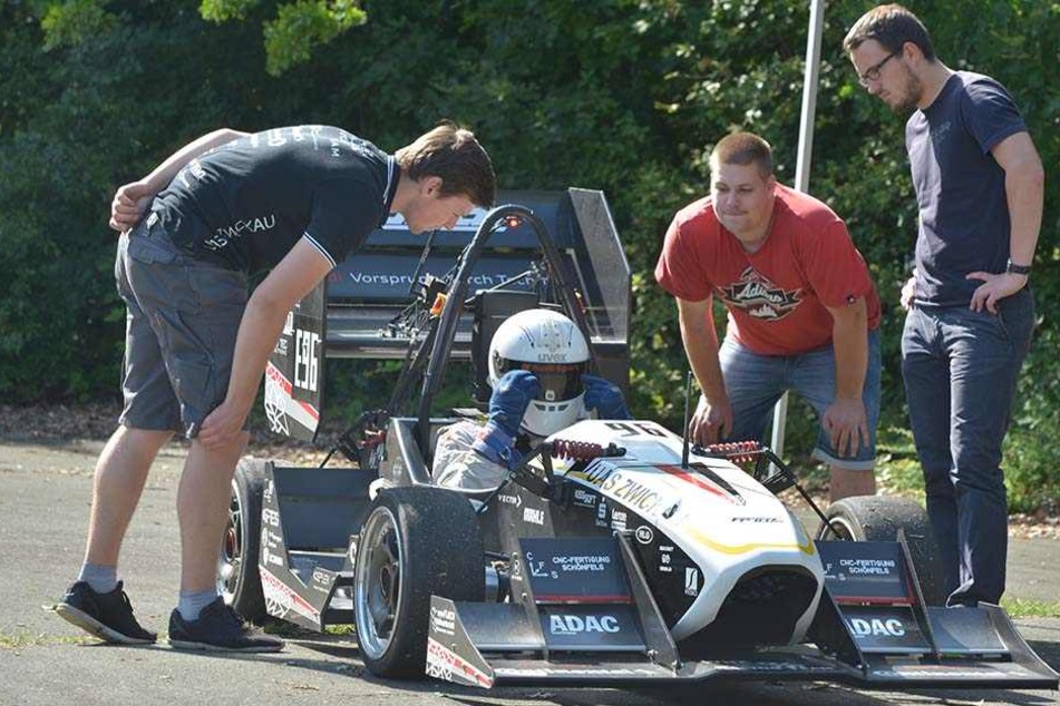 Kritische Blicke: Das WHZ-Racing-Team beim
gestrigen Test. Projektleiter Manuel Seifert (21), Pilot Thomas Ganzer (33),
Daniel Deutscher (23) und Peter Wappler (23).