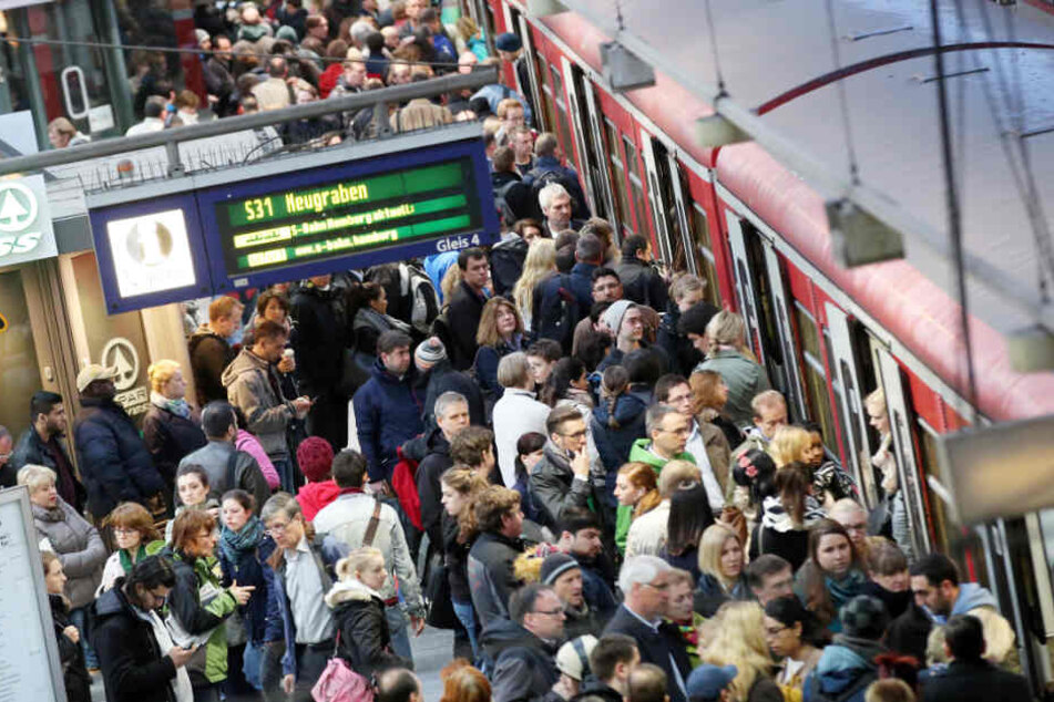 Berufsverkehr am Hauptbahnhof: Unzählige Menschen stehen am S-Bahn-Gleis. (Archivbild)