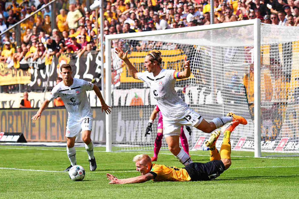 Elfmeterreif? Dynamos Luka Stor wurde in der Schlussphase im Strafraum vom Hamburger Daniel Buballa zu Fall gebracht.