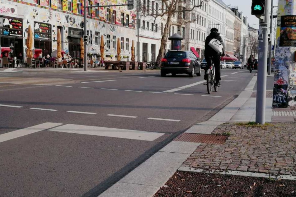 An der Kreuzung Karl-Liebknecht-Straße/Braustraße wurde eine der neuen Messstellen installiert, zählt ab sofort alle in den Süden fahrenden Radler.