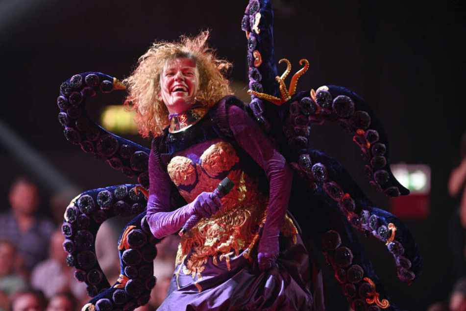 Ein Oktopus? Nein, Lucy Diakovska (No Angels) entpuppte sich als erster Masked Singer.