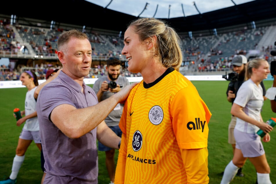 Christy Holly (37, l.) nach dem Sieg im Women's Cup gegen den FC Bayern München mit Keeperin Katie Lund (25, M.).