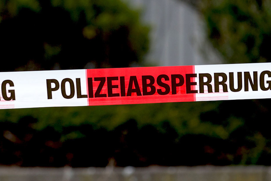 Polizisten fanden in einer Wohnung eine verletzte Frau. Notärzte kümmerten sich um sie.