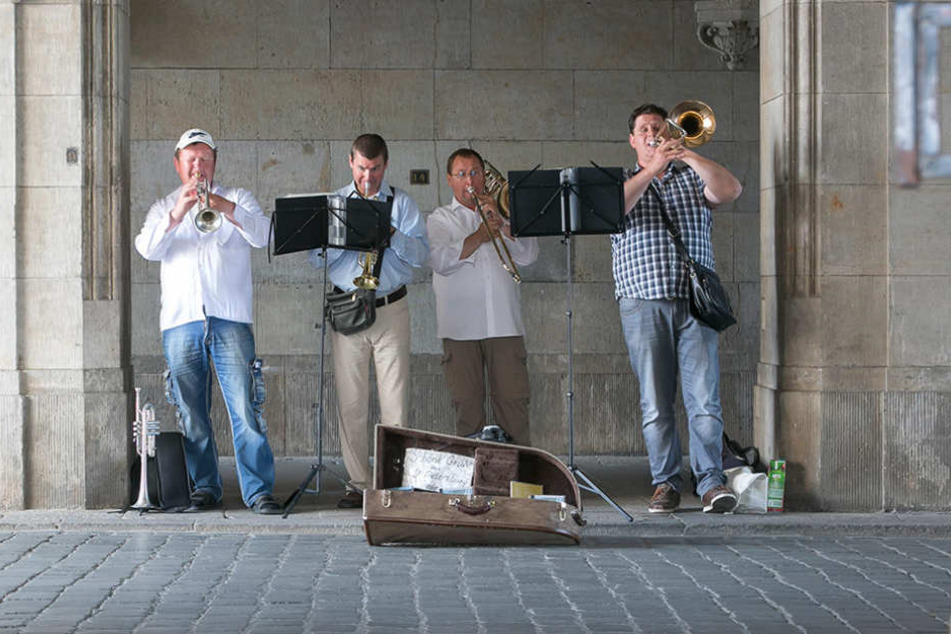 Trotz Regel-Wirrwarr: Die Straßenmusiker spielen einfach weiter und beleben
die Plätze der Innenstadt.