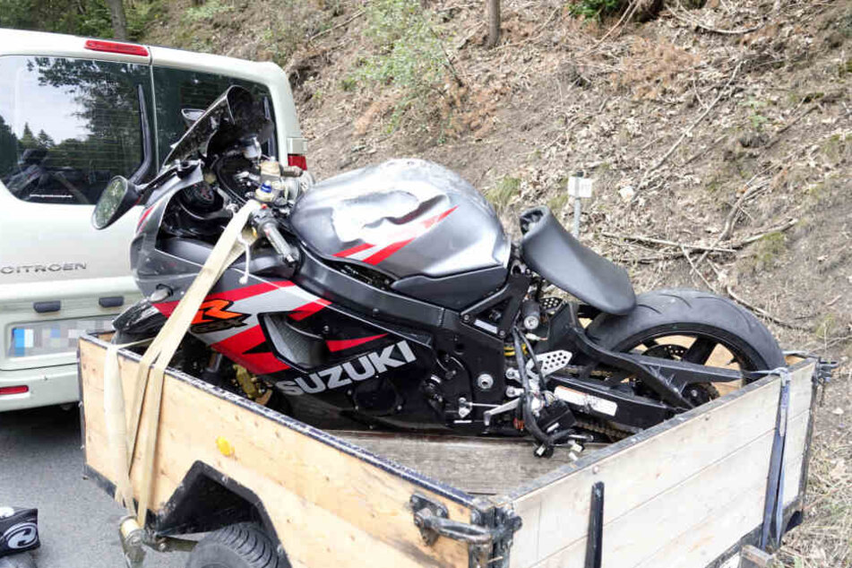 Das Motorrad wurde schwer beschädigt abtransportiert.