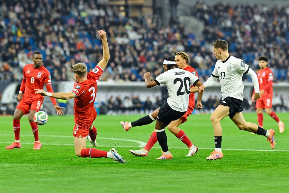 Serge Gnabry zieht ab, doch weil der Ball Woltemade an den Arm springt, zählt das Tor nicht.