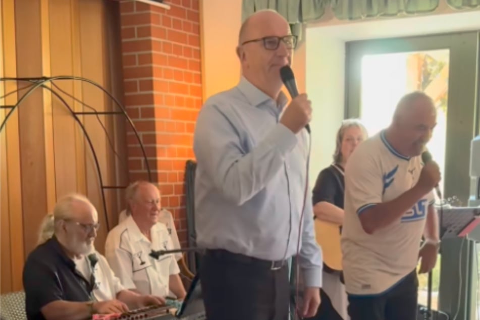 Dietmar Woidke (64, SPD, l.) zeigt bei der Geburtstagsfeier seines Parteifreundes sein Gesangstalent.