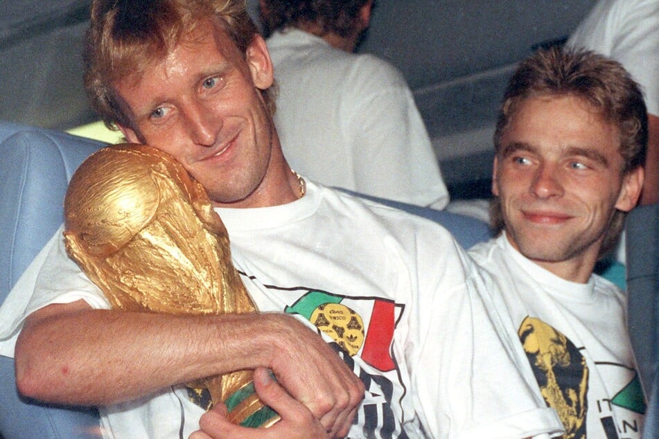Thomas Häßler (damals 24) und sein Mitspieler, der 2024 verstorbene Andreas Brehme (damals 30), feierten 1990 begeistert den Gewinn der Weltmeisterschaft.