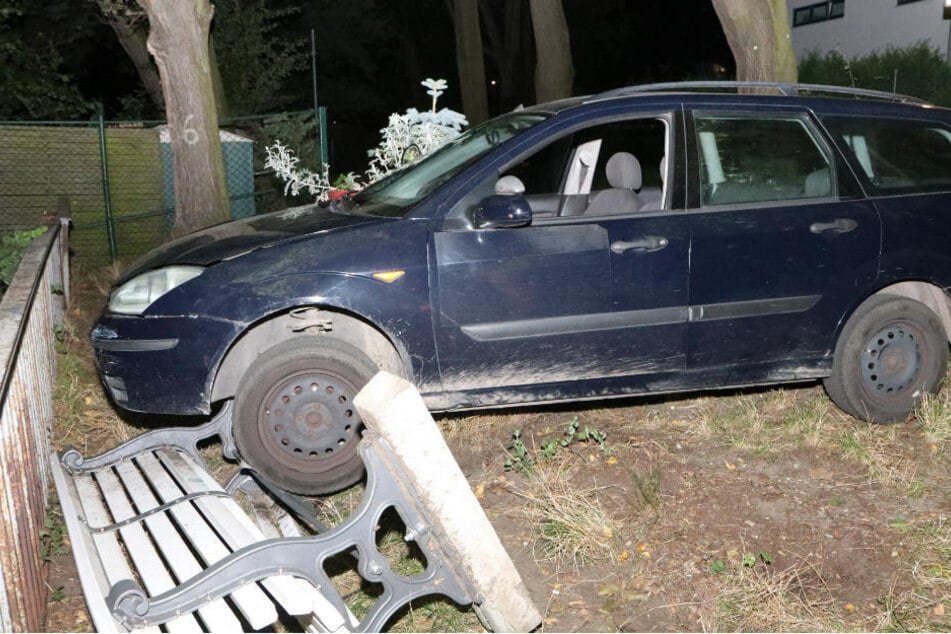 Am Dienstagabend endete in Berlin-Köpenick eine Verfolgungsjagd mit der Polizei für den Fahrer eines Ford Focus an einer Parkbank, kurz vor der Müggelspree.