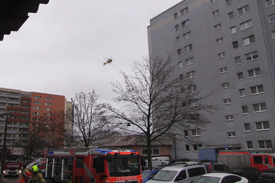 Ein Rettungshubschrauber kreist über dem Einsatzort in der Alten Hellersdorfer Straße.