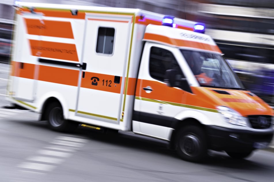 Horror-Unfall: Radfahrer von Lkw erfasst, eingeklemmt und knapp 30 Meter mitgeschleift!