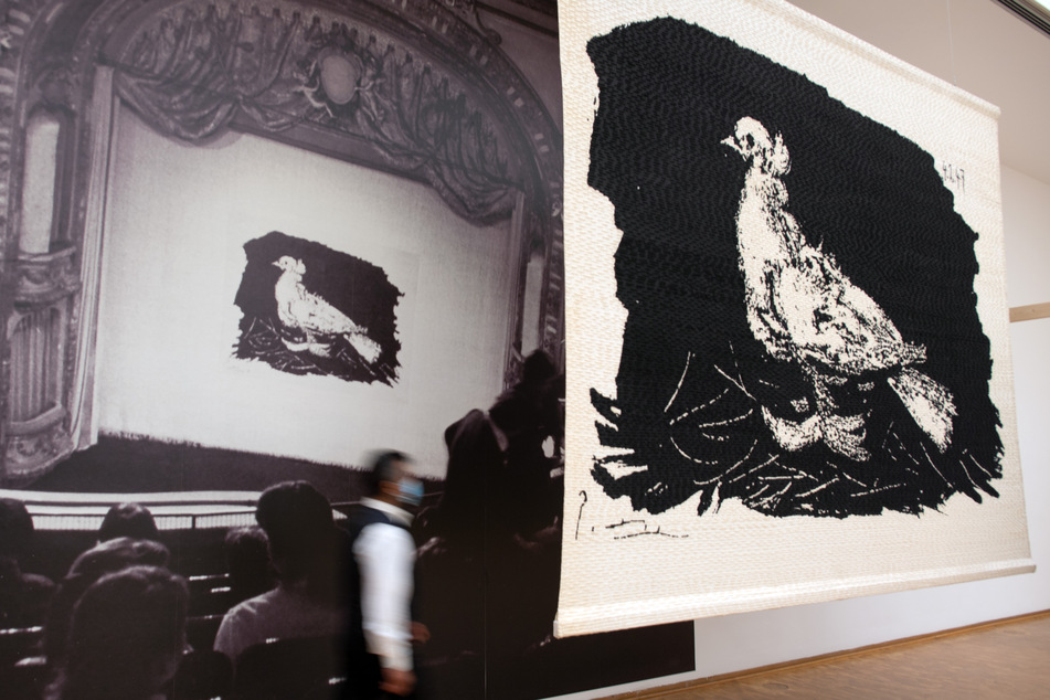 Auch Picassos Friedenstaube auf dem Theatervorhang des Berliner Ensembles hängt in der Ausstellung "Der geteilte Picasso" im Museum Ludwig in Köln.