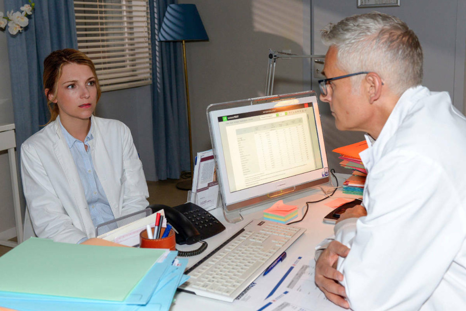 Lilly nimmt fassungslos ihre fristlose Kündigung durch Prof. Dr. Degenhardt zur Kenntnis.