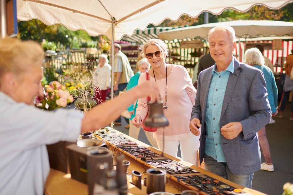 Neben den klassischen Wochenmarktständen bieten dieses Mal auch Flohmarktverkäufer ihre Waren an.